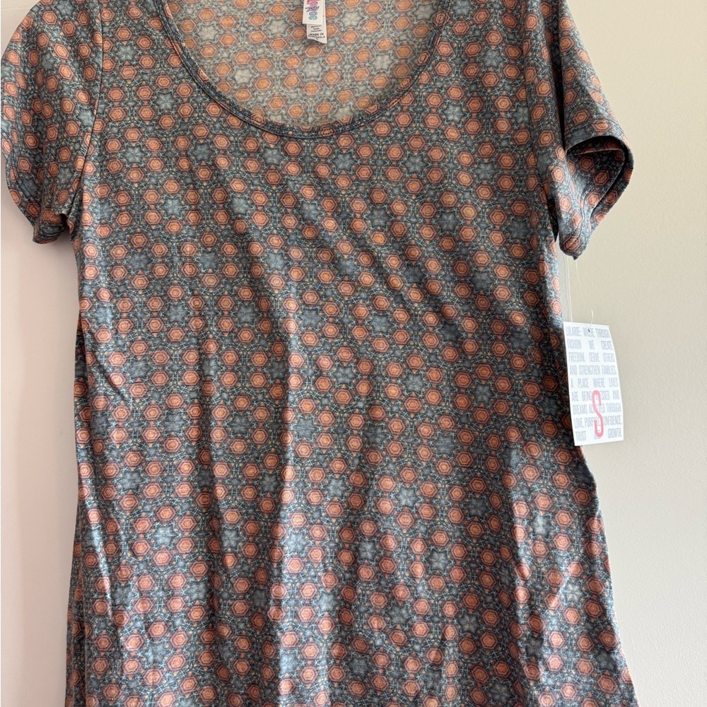 LuLaRoe Women’s Coral and Gray Geometric Design Classic T Size S
